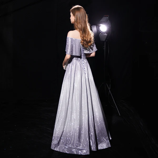 Sternenklarer Himmel Grau Abendkleider 2019 A Linie Off Shoulder Kurze Ärmel Stoffgürtel Lange Rüschen Rückenfreies Glanz Polyester Festliche Kleider
