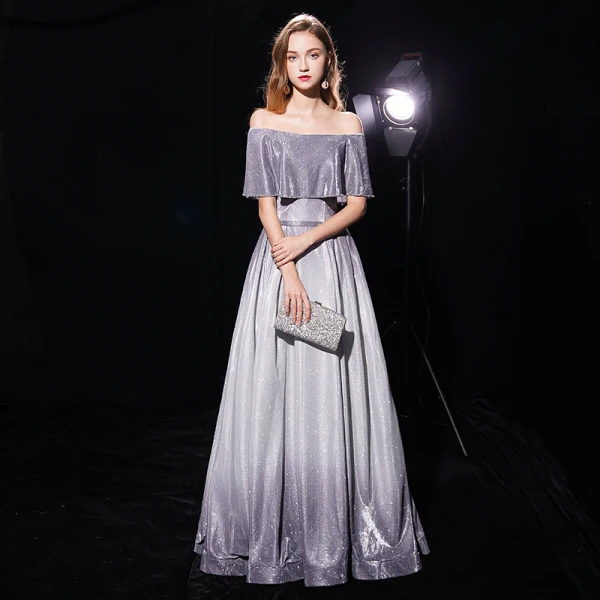 Sternenklarer Himmel Grau Abendkleider 2019 A Linie Off Shoulder Kurze Ärmel Stoffgürtel Lange Rüschen Rückenfreies Glanz Polyester Festliche Kleider