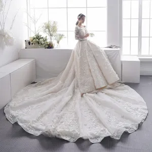 Luxe Champagne Percé Robe De Mariée 2019 Princesse Encolure Dégagée Manches Longues Dos Nu Appliques En Dentelle Perle Cathedral Train Volants