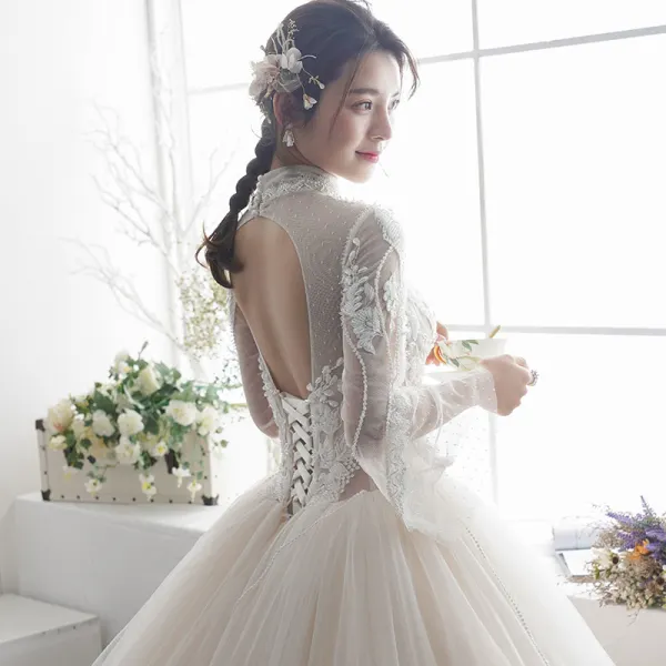 Illusion Champagner Durchsichtige Brautkleider / Hochzeitskleider 2019 A Linie Stehkragen Glockenhülsen Rückenfreies Applikationen Spitze Perlenstickerei Lange Rüschen