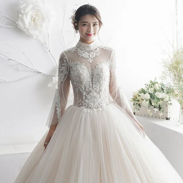 Illusion Champagner Durchsichtige Brautkleider / Hochzeitskleider 2019 A Linie Stehkragen Glockenhülsen Rückenfreies Applikationen Spitze Perlenstickerei Lange Rüschen