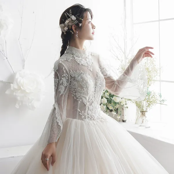Illusion Champagner Durchsichtige Brautkleider / Hochzeitskleider 2019 A Linie Stehkragen Glockenhülsen Rückenfreies Applikationen Spitze Perlenstickerei Lange Rüschen