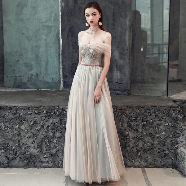 Elegante Champagner Grau Abendkleider 2019 A Linie Off Shoulder Kurze Ärmel Perlenstickerei Stoffgürtel Lange Rüschen Rückenfreies Festliche Kleider