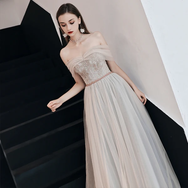 Elegante Champagner Grau Abendkleider 2019 A Linie Off Shoulder Kurze Ärmel Perlenstickerei Stoffgürtel Lange Rüschen Rückenfreies Festliche Kleider