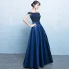 Elegant Navy Blue Satin Bridesmaid Dresses 2019 A-Line / Princess Off-The-Shoulder Short Sleeve Bow Sash Floor-Length / Long Ruffle Backless Wedding Party Dresses