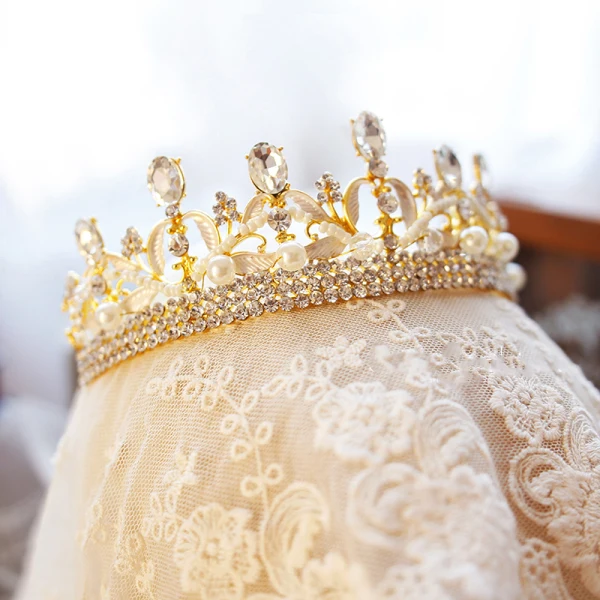 Piękne Złote Tiara 2019 Metal Perła Rhinestone Ozdoby Do Włosów Ślubne