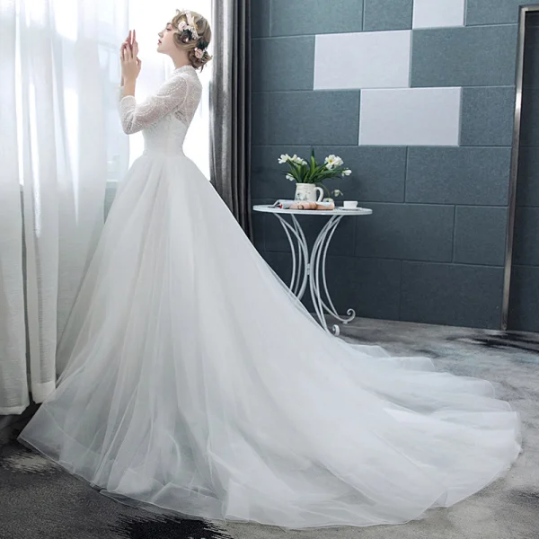 Abordable Blanche Transparentes Robe De Mariée 2018 Robe Boule Col Haut Manches Longues Dos Nu Perle Volants Chapel Train