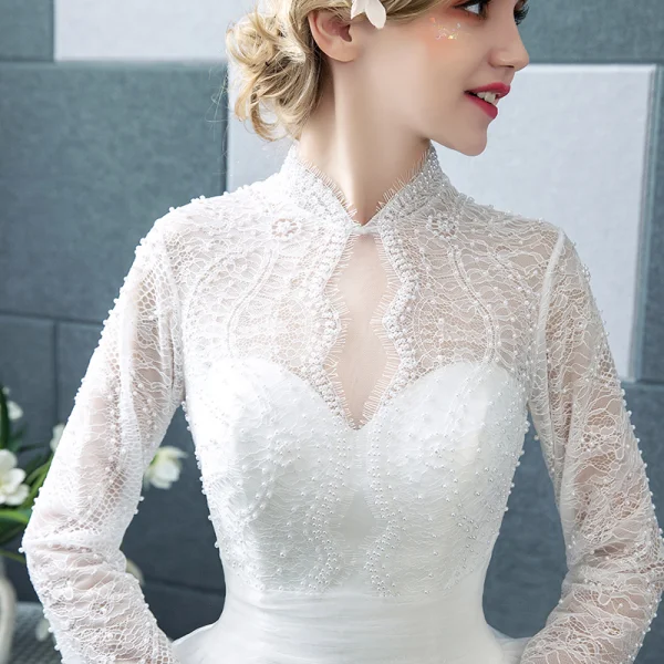 Abordable Blanche Transparentes Robe De Mariée 2018 Robe Boule Col Haut Manches Longues Dos Nu Perle Volants Chapel Train