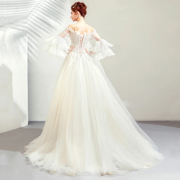 Abordable Champagne Robe De Mariée 2019 Princesse De l'épaule Bretelles Spaghetti Manches de cloche Dos Nu Appliques En Dentelle Perlage Train De Balayage Volants