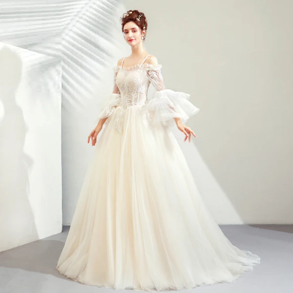 Abordable Champagne Robe De Mariée 2019 Princesse De l'épaule Bretelles Spaghetti Manches de cloche Dos Nu Appliques En Dentelle Perlage Train De Balayage Volants