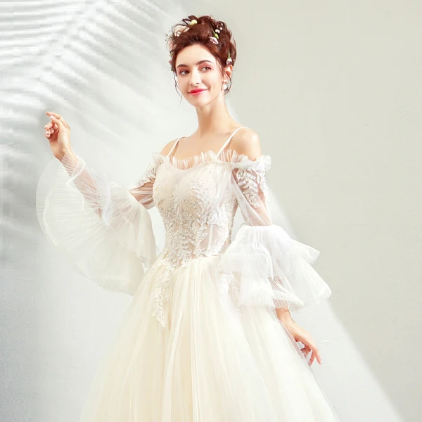 Abordable Champagne Robe De Mariée 2019 Princesse De l'épaule Bretelles Spaghetti Manches de cloche Dos Nu Appliques En Dentelle Perlage Train De Balayage Volants