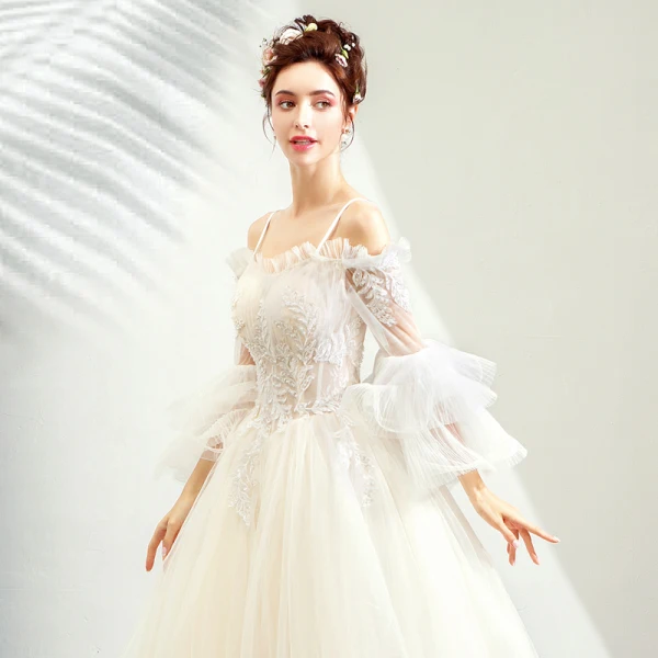 Abordable Champagne Robe De Mariée 2019 Princesse De l'épaule Bretelles Spaghetti Manches de cloche Dos Nu Appliques En Dentelle Perlage Train De Balayage Volants
