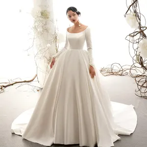 Vintage Originale Ivoire Satin Robe De Mariée 2019 Robe Boule Encolure Dégagée Manches Courtes Chapel Train Volants
