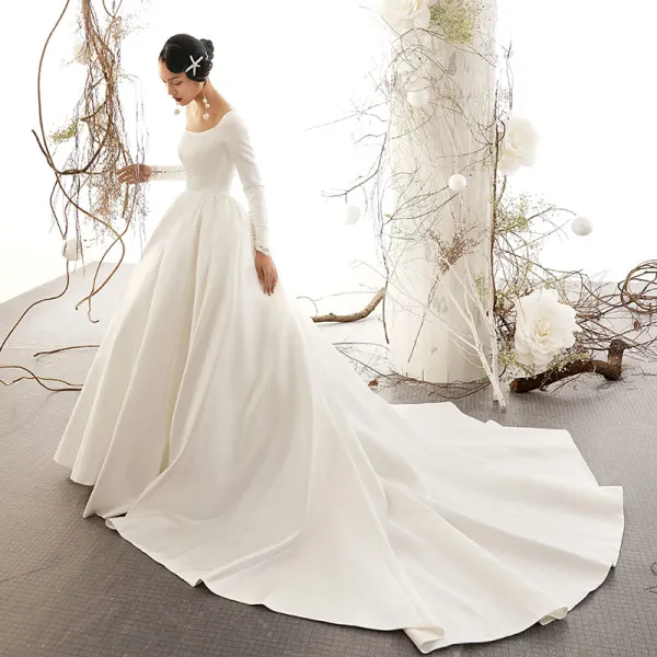 Vintage / Retro Ivory Satin Wedding Dresses 2019 Ball Gown Scoop Neck Short Sleeve Chapel Train Ruffle