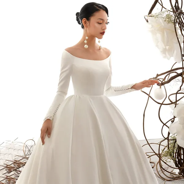 Vintage / Retro Ivory Satin Wedding Dresses 2019 Ball Gown Scoop Neck Short Sleeve Chapel Train Ruffle