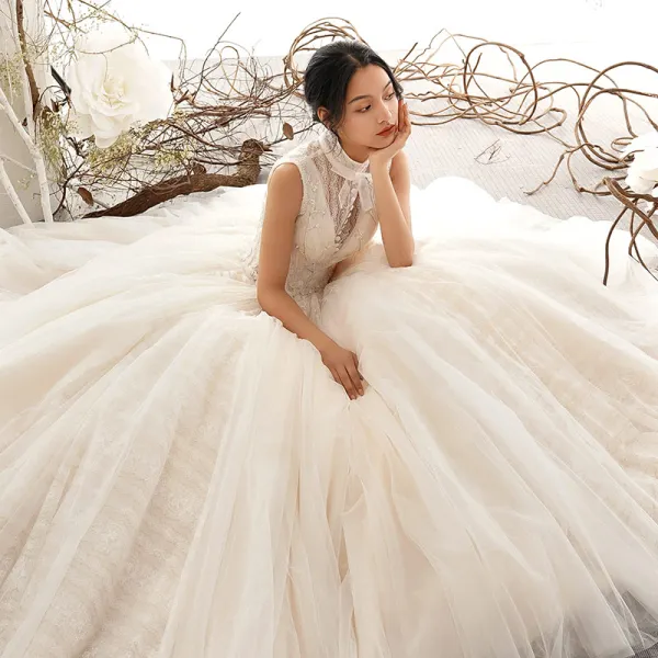 Vintage Champagner Brautkleider / Hochzeitskleider 2019 A Linie Stehkragen Ärmellos Rückenfreies Applikationen Spitze Perlenstickerei Lange Rüschen