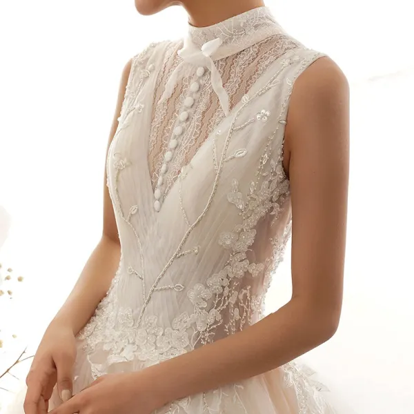 Vintage Champagner Brautkleider / Hochzeitskleider 2019 A Linie Stehkragen Ärmellos Rückenfreies Applikationen Spitze Perlenstickerei Lange Rüschen