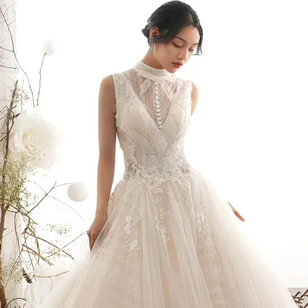 Vintage Champagner Brautkleider / Hochzeitskleider 2019 A Linie Stehkragen Ärmellos Rückenfreies Applikationen Spitze Perlenstickerei Lange Rüschen
