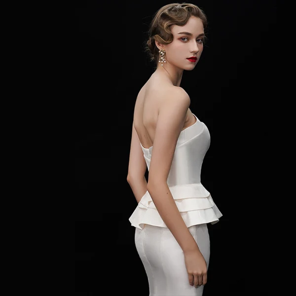 Schlicht Ivory / Creme Satin Brautkleider / Hochzeitskleider 2019 Meerjungfrau Bandeau Ärmellos Rückenfreies Lange Rüschen