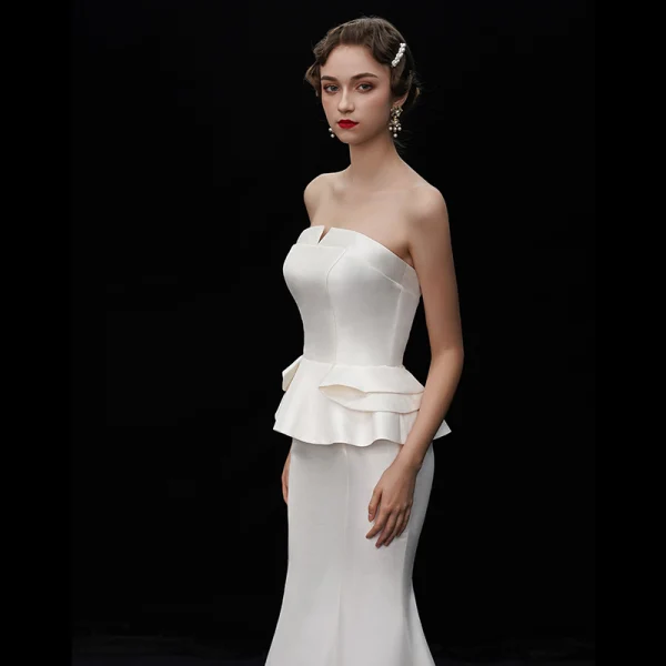 Schlicht Ivory / Creme Satin Brautkleider / Hochzeitskleider 2019 Meerjungfrau Bandeau Ärmellos Rückenfreies Lange Rüschen