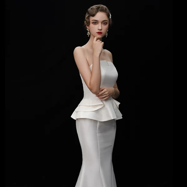 Schlicht Ivory / Creme Satin Brautkleider / Hochzeitskleider 2019 Meerjungfrau Bandeau Ärmellos Rückenfreies Lange Rüschen
