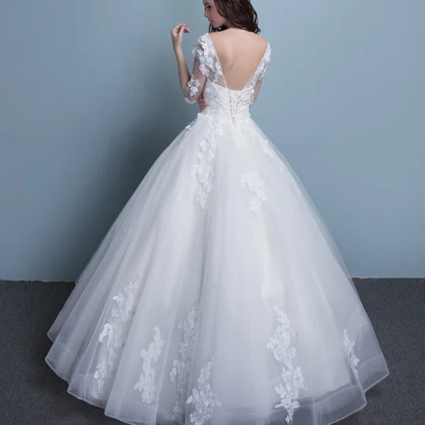 Abordable Église Robe De Mariée 2017 En Dentelle Appliques Faux Diamant Perle Volants en Cascade Dos Nu V-Cou 1/2 Manches Longue Blanche Robe Boule
