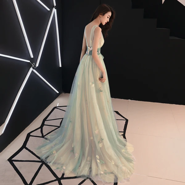 Fée Des Fleurs Vert Cendré Transparentes Robe De Soirée 2019 Princesse V-Cou Sans Manches Appliques En Dentelle Noeud Ceinture Train De Balayage Volants Dos Nu