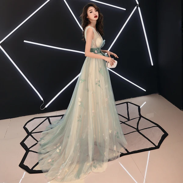 Fée Des Fleurs Vert Cendré Transparentes Robe De Soirée 2019 Princesse V-Cou Sans Manches Appliques En Dentelle Noeud Ceinture Train De Balayage Volants Dos Nu