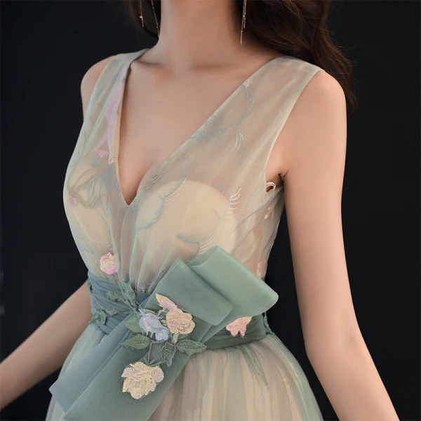 Fée Des Fleurs Vert Cendré Transparentes Robe De Soirée 2019 Princesse V-Cou Sans Manches Appliques En Dentelle Noeud Ceinture Train De Balayage Volants Dos Nu
