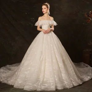 Prisvärd Elfenben Bröllopsklänningar 2019 Balklänning Av Axeln Korta Ärm Halterneck Appliqués Spets Paljetter Beading Cathedral Train Ruffle