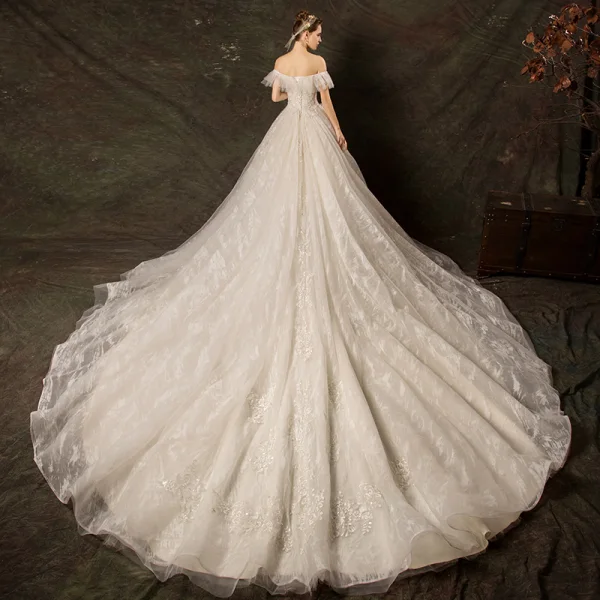Prisvärd Elfenben Bröllopsklänningar 2019 Balklänning Av Axeln Korta ärm Halterneck Appliqués Spets Paljetter Beading Cathedral Train Ruffle