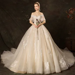 Prisvärd Champagne Bröllopsklänningar 2019 Balklänning Av Axeln Bell Ärmar Halterneck Appliqués Spets Pärla Beading Cathedral Train Ruffle
