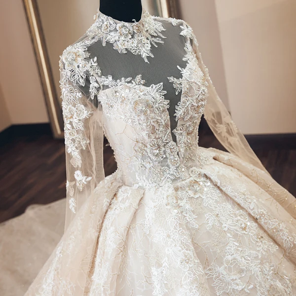 Luxe Vintage / Originale Champagne Transparentes Robe De Mariée 2019 Style Audrey Hepburn Robe Boule Col Haut Manches Longues Dos Nu Appliques En Dentelle Perlage Glitter Tulle Cathedral Train Volants