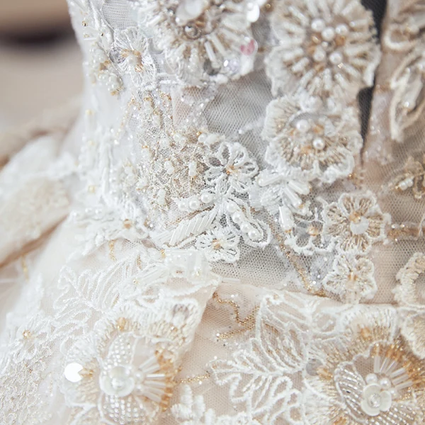 Luxe Vintage / Originale Champagne Transparentes Robe De Mariée 2019 Style Audrey Hepburn Robe Boule Col Haut Manches Longues Dos Nu Appliques En Dentelle Perlage Glitter Tulle Cathedral Train Volants