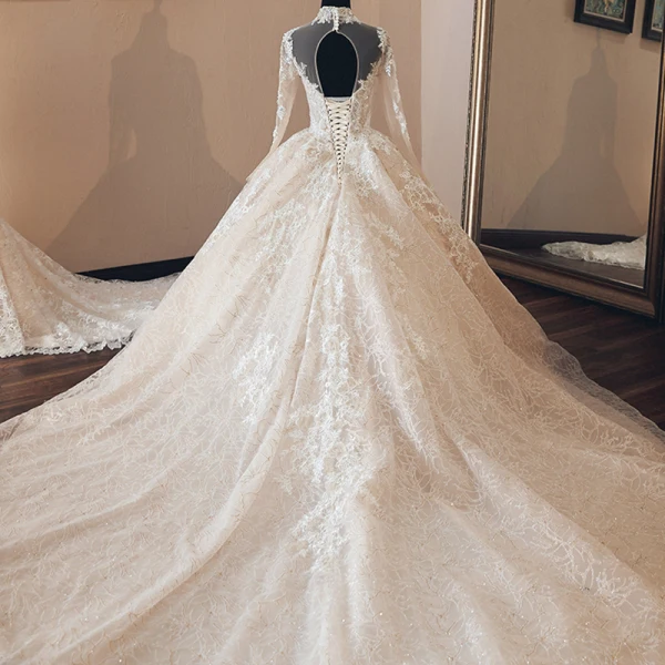 Luxe Vintage / Originale Champagne Transparentes Robe De Mariée 2019 Style Audrey Hepburn Robe Boule Col Haut Manches Longues Dos Nu Appliques En Dentelle Perlage Glitter Tulle Cathedral Train Volants