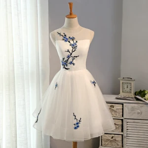 Asequible Estilo Chino Vestidos De Graduación 2017 Con Encaje Apliques Sin Espalda Sin Mangas Scoop Escote Cortos Ball Gown