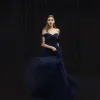 Moderne / Mode Bleu Marine Robe De Bal 2018 Princesse De l'épaule Manches Courtes Train De Balayage Volants Dos Nu Robe De Ceremonie