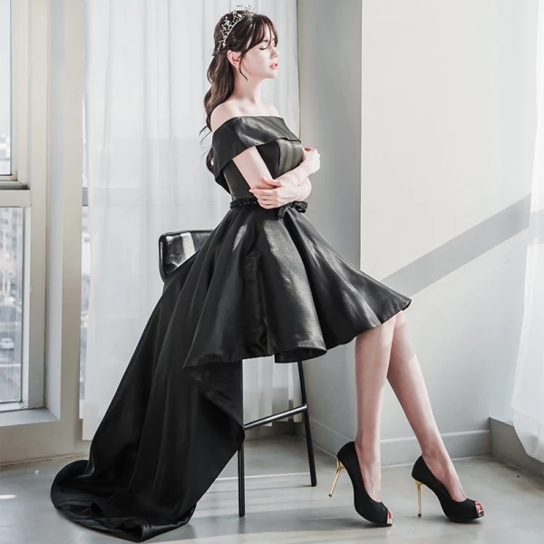 Chic / Belle Noire Robe De Cocktail 2018 Princesse De l'épaule Manches Courtes Perlage Ceinture Asymétrique Dos Nu Robe De Ceremonie
