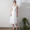 Mode Weiß Wadenlang Hochzeit 2018 A Linie V-Ausschnitt Schnüren Tülle Applikationen Rückenfreies Brautkleider