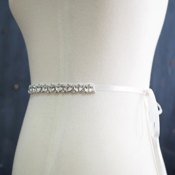 Romantique Couture Blanche Promo Rubans 2020 Satin Métal Fait main Perlage Faux Diamant La Mariée Mariage Soirée Accessorize