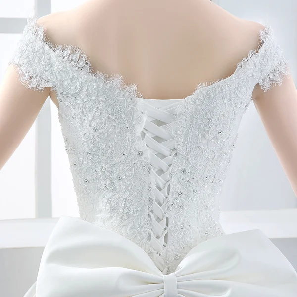 Chic / Belle Salle Robe De Mariée 2017 Longue Blanche Robe Boule V-Cou Sans Manches Dos Nu Faux Diamant Noeud Ceinture En Dentelle Appliques