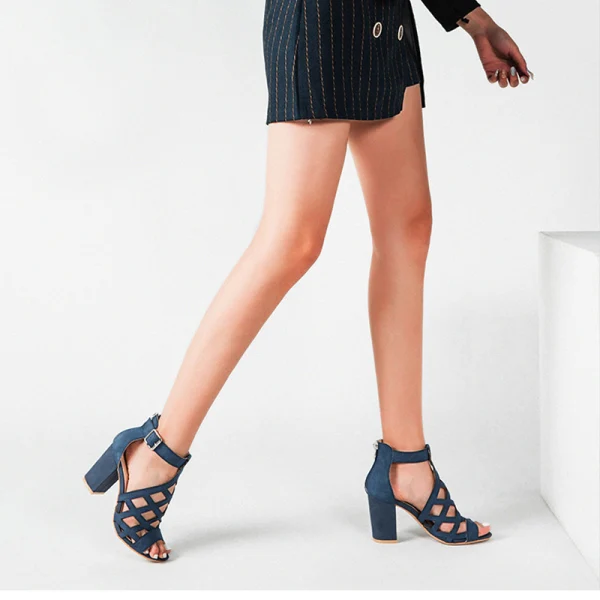 Schöne Braun Strassenmode Durchbohrt Sandalen Damen 2022 T-Riemen 8 cm Thick Heels Peeptoes Sandaletten Hochhackige