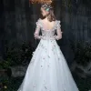Unique Jardin / Extérieur Robe De Mariée 2017 Longue Blanche Princesse V-Cou Manches Longues Dos Nu En Dentelle Appliques Fleur
