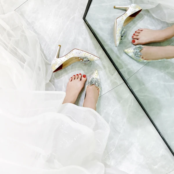 Charming Silver Lace Butterfly Wedding Shoes 2021 Leather Rhinestone 9 cm Stiletto Heels Pointed Toe Wedding Pumps High Heels