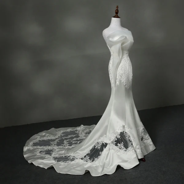 Élégant Église Salle Robe De Mariée 2017 Trompette / Sirène Cathedral Train Bustier Sans Manches Dos Nu En Dentelle Appliques