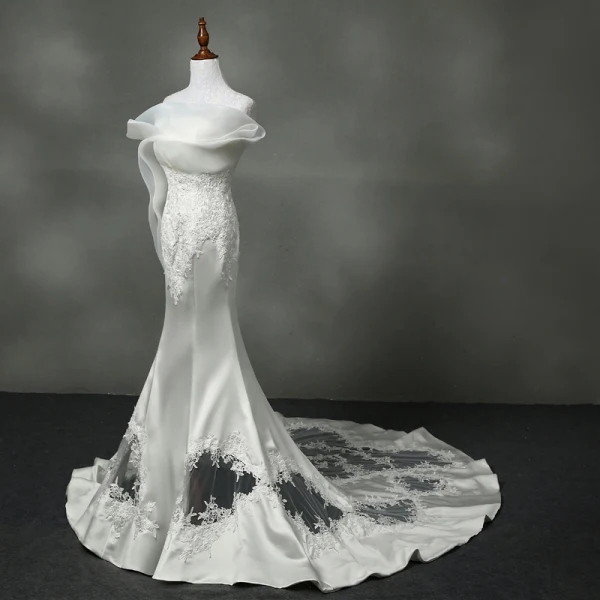 Élégant Église Salle Robe De Mariée 2017 Trompette / Sirène Cathedral Train Bustier Sans Manches Dos Nu En Dentelle Appliques