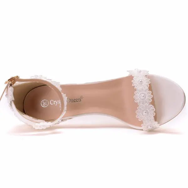 Charmant Blanche En Dentelle Fleur Chaussure De Mariée 2022 Mariage Perle Bride Cheville 7 cm Talons Aiguilles Peep Toes / Bout Ouvert Sandales Talons Hauts