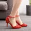 Charmant Rot Strass Brautschuhe 2025 Knöchelriemen 9 cm Stilettos Spitzschuh Hochzeit Hochhackige