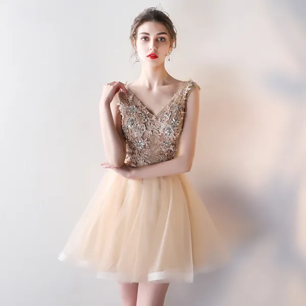Piękne Szampan Sukienki Koktajlowe 2018 Princessa V-Szyja Bez Rękawów Aplikacje Z Koronki Rhinestone Cekinami Krótkie Wzburzyć Bez Pleców Sukienki Wizytowe
