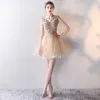 Piękne Szampan Sukienki Koktajlowe 2018 Princessa V-Szyja Bez Rękawów Aplikacje Z Koronki Rhinestone Cekinami Krótkie Wzburzyć Bez Pleców Sukienki Wizytowe